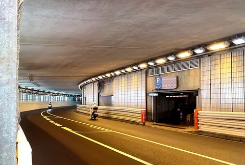 Sortie du tunnel et chicane