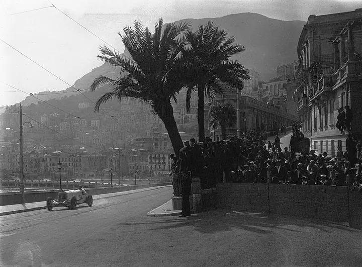 Rudolf Caracciola et sa Mercedes lors du premier Grand Prix, en 1929.